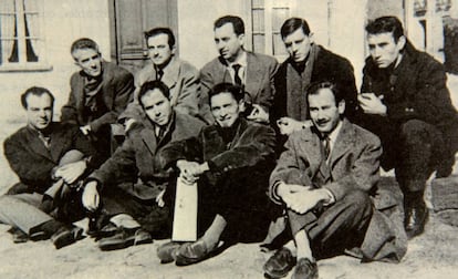 Alfonso Costafreda (el segundo desde la izquierda, en la primera fila), en Colliure (Francia), junto con Jaime Gil de Biedma, Carlos Barral y Caballero Bonald. Detrás, Blas de Otero, José Agustín Goytisolo, Ángel González, José Ángel Valente y Alfredo Castellón.