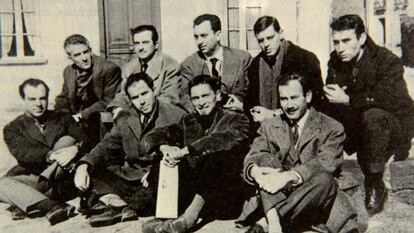 Alfonso Costafreda (el segundo desde la izquierda, en la primera fila), en Colliure (Francia), junto con Jaime Gil de Biedma, Carlos Barral y Caballero Bonald. Detrás, Blas de Otero, José Agustín Goytisolo, Ángel González, José Ángel Valente y Alfredo Castellón.