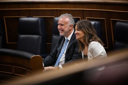 La ministra de Juventud e Infancia, Sira Rego y el ministro de Política Territorial, Ángel Víctor Torres, durante el pleno en el que se ha aprobado el nuevo modelo para reubicar menores migrantes no acompañados.