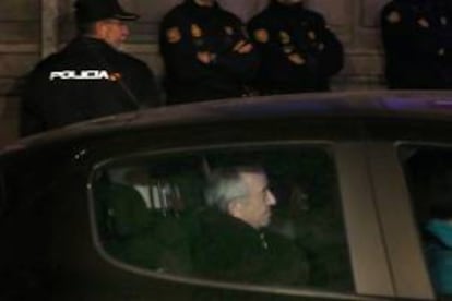 El exgobernador del Banco de España Miguel Ángel Fernández Ordóñez, en un coche a su salida ayer de la Audiencia Nacional.