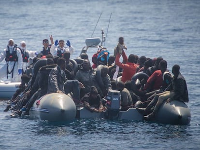 Agentes italianos participan en una operación de Frontex en el Estrecho, en octubre de 2019.