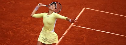 Muguruza sirve durante la final de Roland Garros.