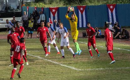 El portero cubano Sandy Sánchez bloca el balón durante el Cuba-EE UU en La Habana.