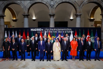 Fotografía de familia de la segunda reunión del llamado Grupo de Madrid, que integran los países que promueven la solución de dos Estados para acabar con la guerra en Gaza.