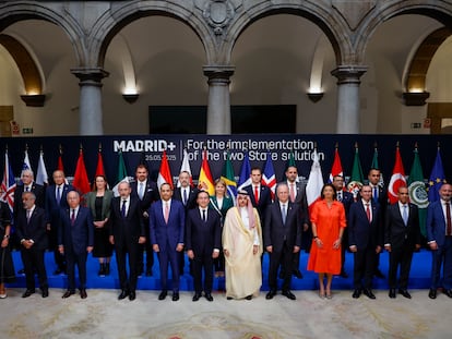 Fotografía de familia de la segunda reunión del llamado Grupo de Madrid, que integran los países que promueven la solución de dos Estados para acabar con la guerra en Gaza.
