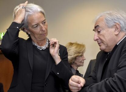 La ministra de Finanzas francesa, Christine Lagarde, habla con el exdirector gerente del Fondo Monetario Internacional, Dominique Strauss-Kahn, en una reunión del 7 de junio de 2010.