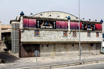 Fachada del club de alterne <i>Topacio</i>, en la localidad murciana de Molina de Segura.