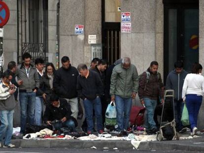 Un mercadillo ilegal en el centro de Madrid.