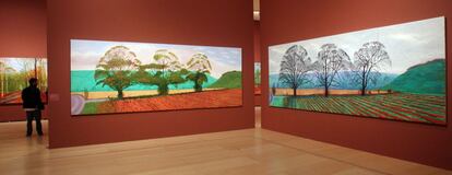 A la izquierda, la obra 'Tunel más próximo, otoño', y a su lado 'Invierno', ambas parte de la exposición dedicada al pintor británico David Hockney