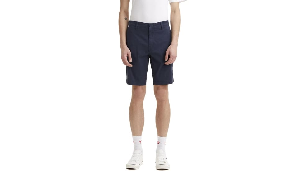 Pantalón corto Levi's tipo chino para hombre.
