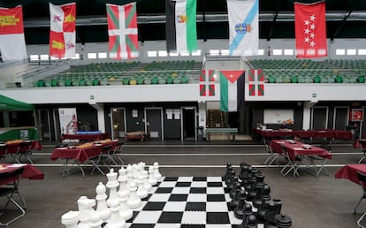 Una bandera de Palestina preside el frontón de Sestao (Bizkaia) donde se va a celebrar un certamen internacional de ajedrez.