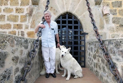 Eduardo Gil Lang, propietario del Castillo de Los Velascos, en el puente levadizo.