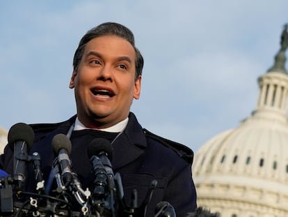 El excongresista estadounidense, George Santos, en el exterior del Capitolio, en Washington.