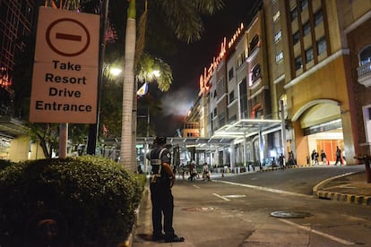 El conserje, identificado como Roberto Palao Junior, ha dicho que un número indeterminado de personas fueron alcanzadas por las balas. Otros empleados del establecimiento han relatado que el tiroteo se registró en la segunda planta, pero no han ofrecido más detalles. Han añadido que, tras iniciarse el tiroteo, algunos clientes del hotel huyeron por las ventanas del edificio. En la imagen, un policía filipino vigila en los alrededores del hotel Resort World Manila.