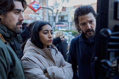 Anna Díaz (centro) y Diego Luna (derecha) en el rodaje de 'Ceniza en la boca', el jueves pasado en Madrid.