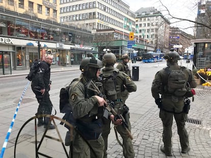 Las Fuerzas de Seguridad suecas ayer en el centro de Estocolmo.