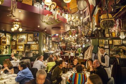 El café Sorgenfri, de decoración recargada y lleno de todo tipo de artefactos, en la capital noruega.