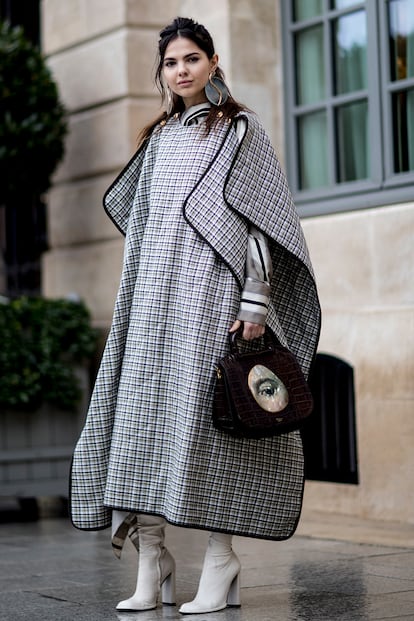 Más es más (a veces)


La sencillez no define este look. Sin embargo, el exceso funciona. Capa oversize, pendientes XXL y bolso surrealista son las claves de este estilismo redondo pero no apto para todo el mundo.