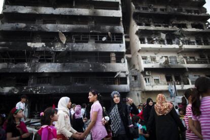 Mujeres al pie de un edificio bombardeado en la calle Trípoli de Misrata.