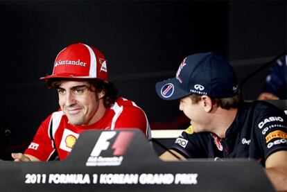 Alonso, junto a Vettel, durante la rueda de prensa.