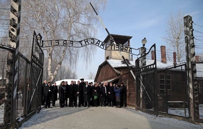 Los miembros de una delegación de la Knesset (Parlamento de Israel) posan en la entrada del antiguo campo de concentración durante una ceremonia para conmemorar el 69 aniversario de la liberación de Auschwitz