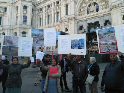 Vecinos de El Gallinero protestan delante del Ayuntamiento