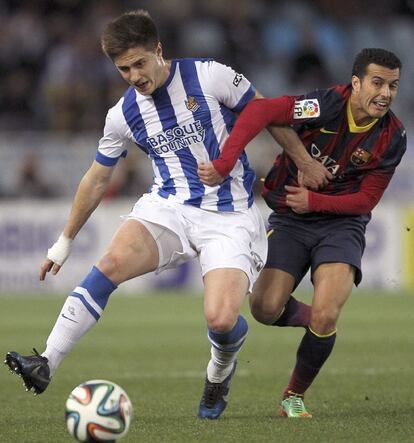 Gaztañaga y Pedro luchan por el balón.