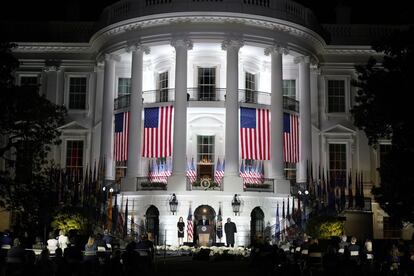 El presidente Donald Trump durante el juramento de la magistrada Amy Coney Barrett como juez del Tribunal Supremo, en la Casa Blanca en Washington. Trump ha manifestado que la entrada de la jueza Barrett al Tribunal Supremo supone un "día memorable" para la historia del país, su democracia, su independencia judicial y su Constitución.