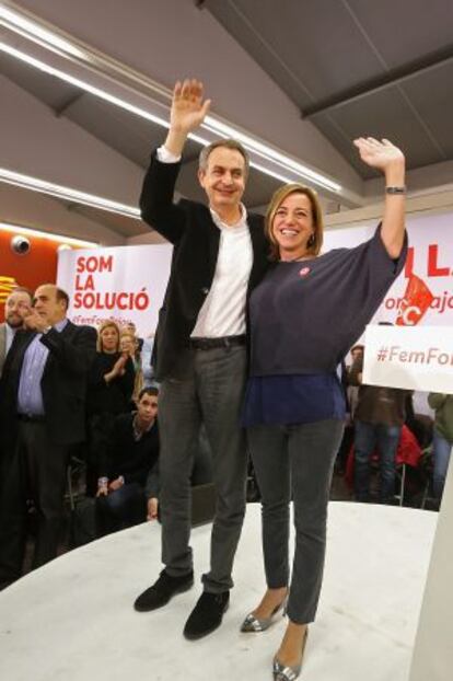 El expresidente Zapatero y Carme Chac&oacute;n.