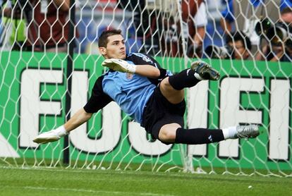 Casillas no pudo repetir su buena actuación de Irlanda frente a Corea, en los cuartos del final del Mundial de 2002. La selección asiática eliminó a España en la tanda de penaltis. En la imagen, el guardameta observa cómo entra el lanzamiento decisivo.