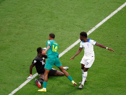 El inglés Bukayo Saka anota uno de los goles de su selección frente a Senegal.