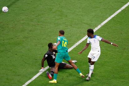 El inglés Bukayo Saka anota uno de los goles de su selección frente a Senegal.