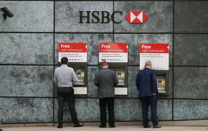 Clientes de HSBC retirando dinero en cajeros automáticos este viernes.