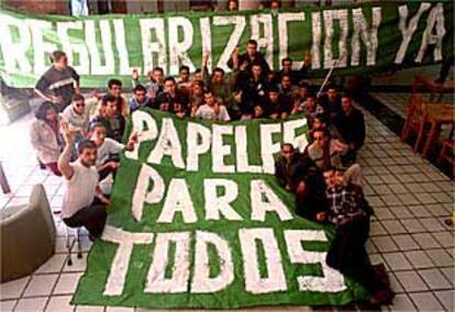 Encierro de inmigrantes sin papeles en la Escuela Sindical Juan Muñiz, de CC OO, en San Blas.