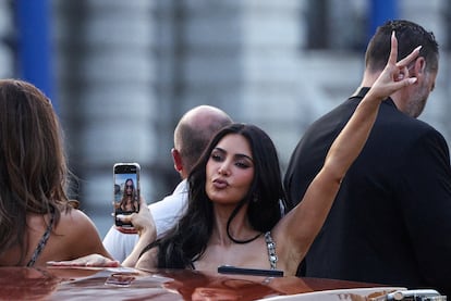 Celebridades de todo el mundo están llegando a Venecia para la boda de Bezos y Sanchez que durará tres días y que se espera que finalice el sábado en un lugar secreto. En la imagen, la 'influencer' y empresaria Kim Kardashian en un barco en Venecia, este jueves 26 de junio. Kardashian es una amiga íntima de la periodista y fue una de las invitadas estrella a la despedida de soltera de esta en París.