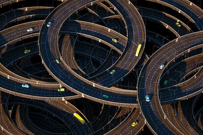 Abstract twisted road loop