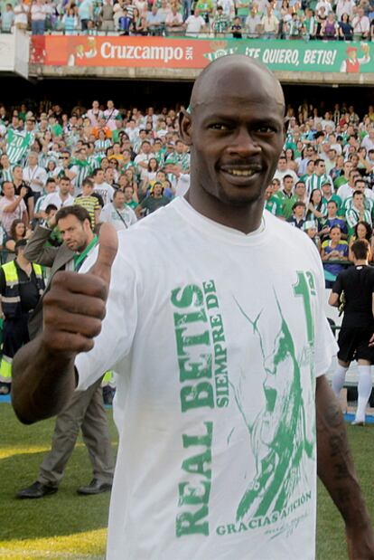 Emaná celebra el ascenso del Betis de la pasada temporada.