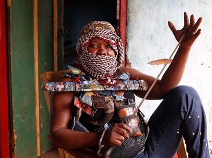 Una mujer enmascarada del anti-balaka, una milicia cristiana, en el pueblo de Zawa, República Centroafricana.