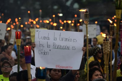 Los asistentes a la marcha en Honduras, que fue difundida en redes sociales con la etiqueta #MarchaDeLasAntorchas, portaban pancartas como esta: "Cuando la tiranía es ley, la revolución es orden".