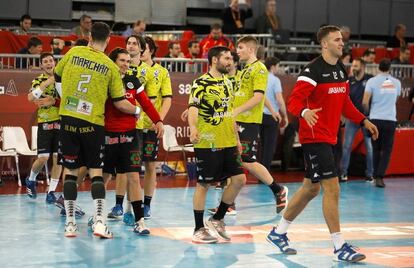 Los jugadores del Ademar celebran un triunfo, en la Copa, ante el Logroño. (DAVID FERNÁNDEZ-EFE)