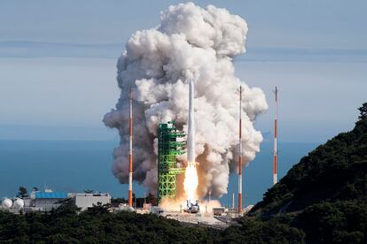 El primer cohete espacial de producción surcoreana, bautizado como 'Nuri', despega de una plataforma de lanzamiento en el Centro Espacial Naro, en Goheung, el martes.