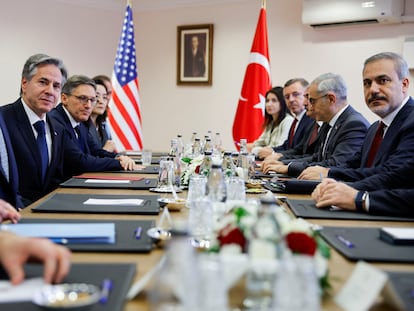 El secretario de Estado de EE UU, Antony Blinken (segundo por la izquierda), frente al ministro de Exteriores de Turquía, Hakan Fidan, este lunes en Ankara.