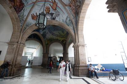 El repartidor del hospital, que se construyó en 1792, da entrada a nueve salas con cientos de pacientes.