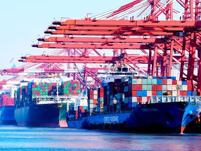 Buques cargados con contenedores en el puerto chino de Qingdao.