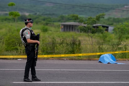 Un elemento de la Guardia Nacional resguarda un cuerpo encontrado en una carretera en Culiacán (Sinaloa), en septiembre de 2024.