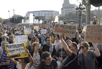 Los indignados de Barcelona toman la plaza de Catalunya y el Paseo de Gracia. Ya bien entrada la noche, los indignados se han dividido en tres grupos. Uno de ellos se traslad&oacute; al Hospital del Mar para protestar contra los recortes sanitarios.