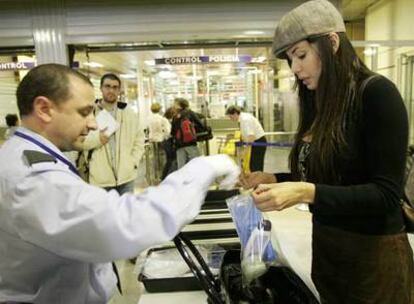 Revisión del equipaje de mano en un  control de seguridad del aeropuerto de Barajas (Madrid).