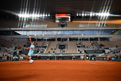 Nadal sirve durante el partido contra Gerasimov en la central de París.