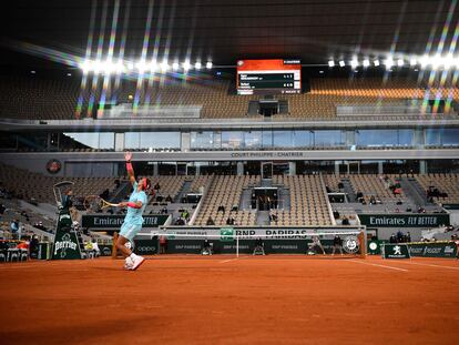 Nadal sirve durante el partido contra Gerasimov en la central de París.