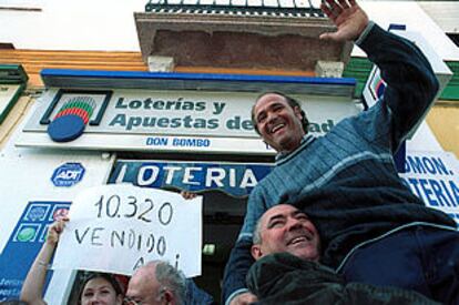 Los afortunados de la barriada malagueña del Puerto de la Torre celebran el primer premio.